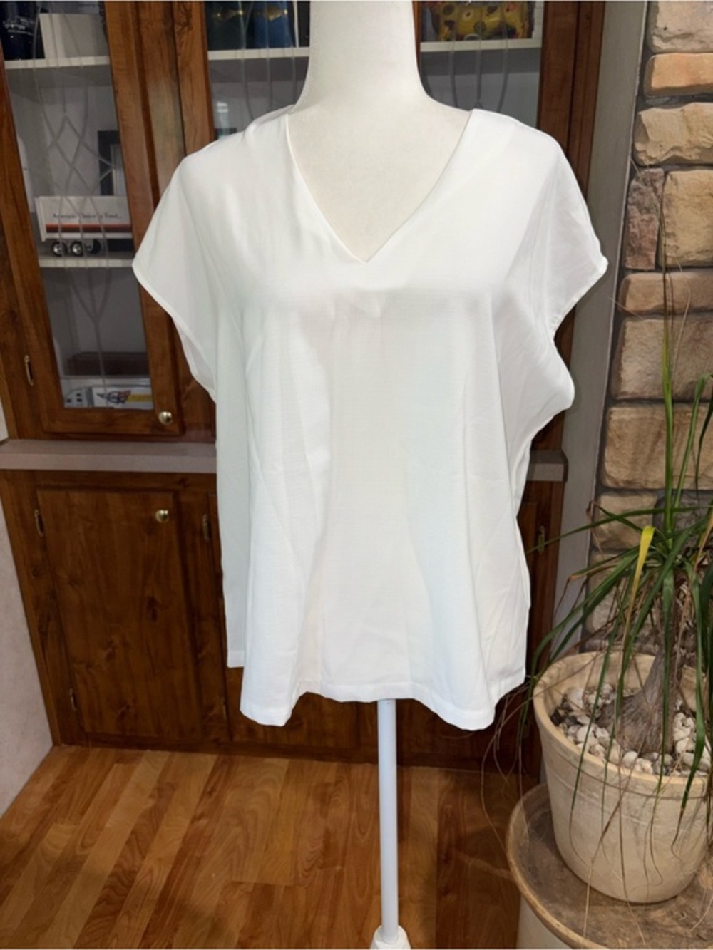 NWT Emery Rose size large white v/neck dolman sleeveless breathable fabric